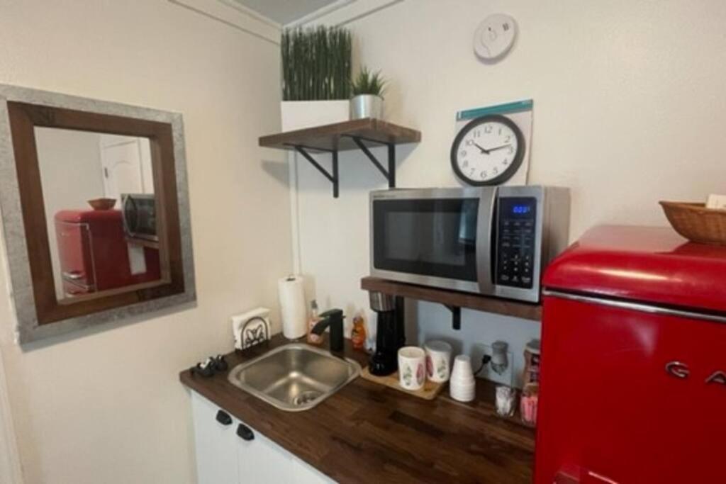 Lovely Studio Apartment With Kitchenette. Tampa Luaran gambar
