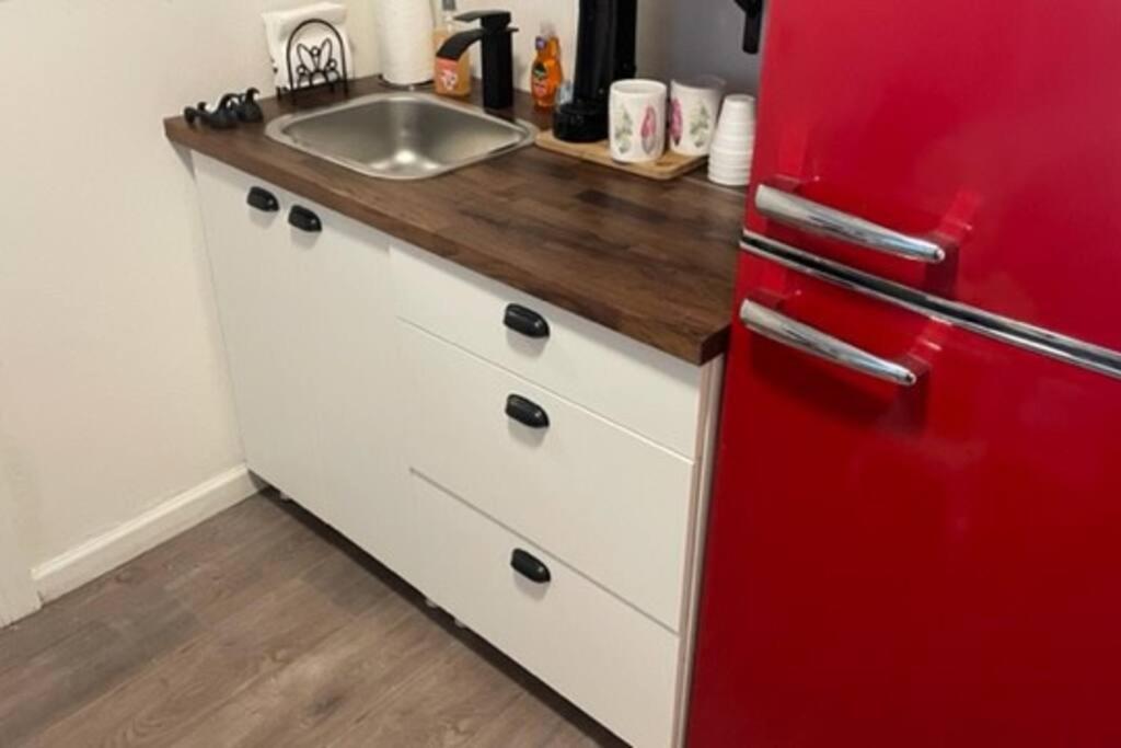 Lovely Studio Apartment With Kitchenette. Tampa Luaran gambar